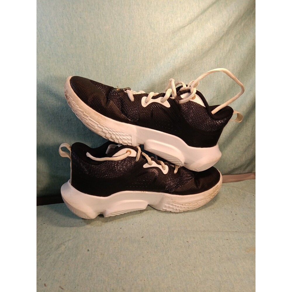 Under Armour Womens Flow Breakthru 3 3025603 Black Basketball Shoes Sneakers 8.5